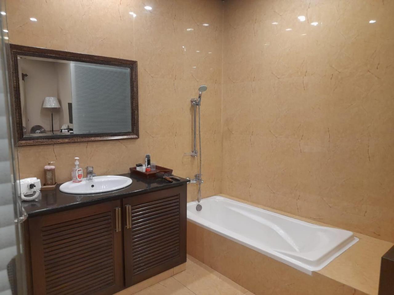 Grand Regent Hotel And Suites Faisalabad Ngoại thất bức ảnh