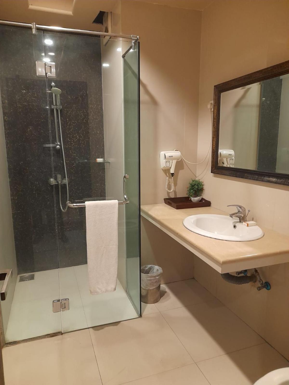 Grand Regent Hotel And Suites Faisalabad Ngoại thất bức ảnh