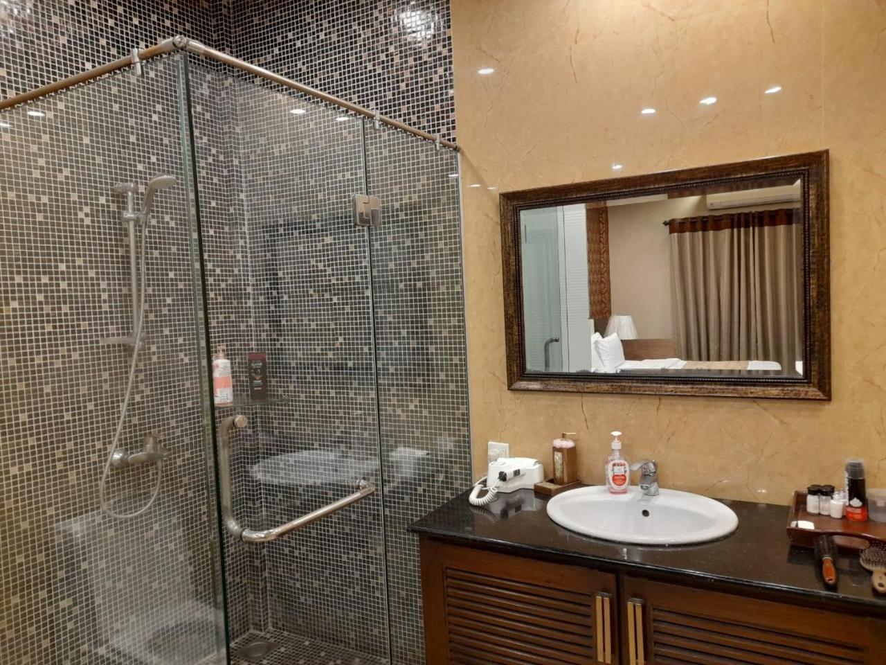 Grand Regent Hotel And Suites Faisalabad Ngoại thất bức ảnh