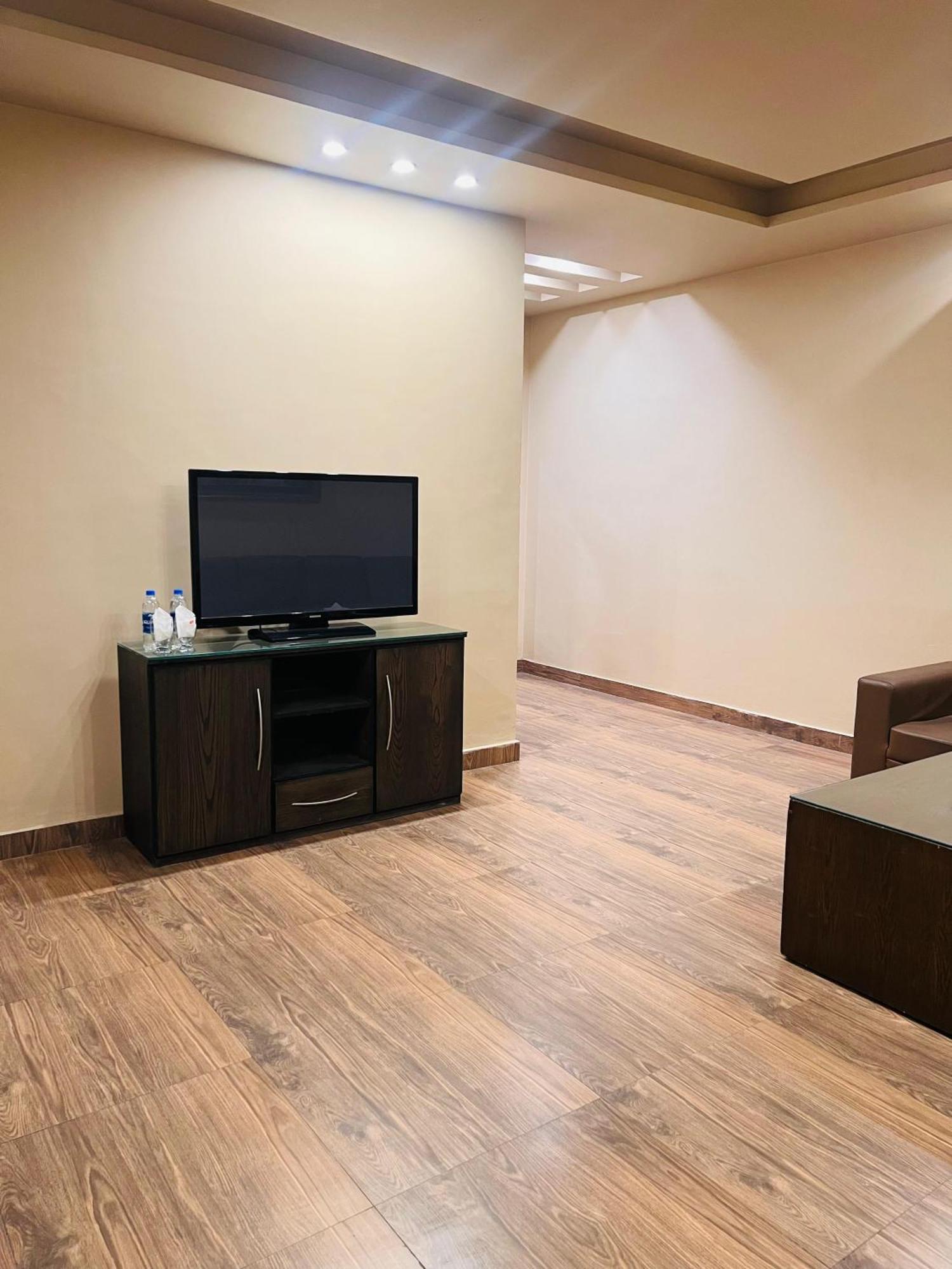 Grand Regent Hotel And Suites Faisalabad Ngoại thất bức ảnh